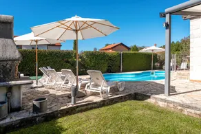 Voll ausgestattete gemütliche Villa mit Terrasse, Grill und beheiztem Pool - Image 5