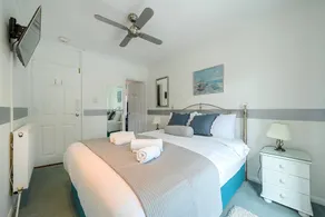 Fully equipped house with heated pool, garden & fast internet - Image 3