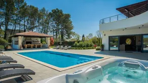 Fully equipped villa with terrace, jacuzzi & garden | Pets are welcome - Image 2