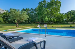 Family-oriented letting with barbecue, pool & garden | Pool view - Image 4