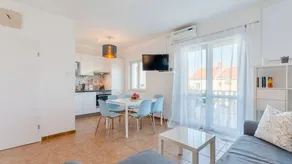 Wonderful holiday apartment with barbeque, terrace & garden - Image 2