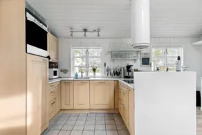 Holiday home with BBQ & terrace - Image 4