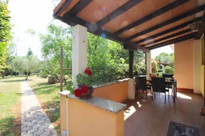 Ferienhaus mit Garten, Pool und Terrasse - Image 2