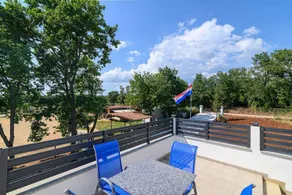 Villa mit Terrasse und Pool - Image 2