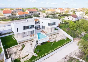 Children-friendly villa with BBQ, garden & jacuzzi | Mountain view - Image 2