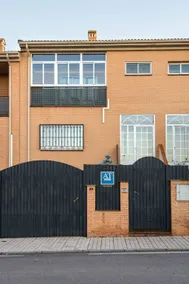 Apartment with garden & terrace - Image 2