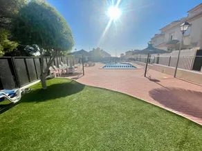 Maison de vacances avec terrasse, jardin et piscine | Vue jardin - Image 3