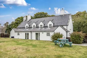 Cottage with BBQ, jacuzzi & garden | Beach view - Image 3