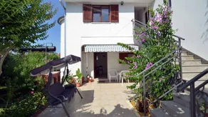 Voll ausgestattetes Ferienhaus mit Grill, Terrasse und Garten - Image 2