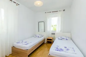 Holiday apartment with garden & terrace - Image 4