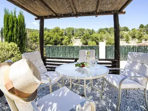 Ferienhaus mit Pool, Terrasse und Garten - Image 2