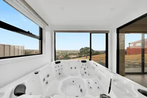 Fully equipped house with garden & hot tub - Image 2