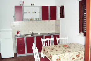 Apartment with terrace, barbeque & garden - Image 5