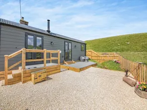 Cottage with garden - Image 2
