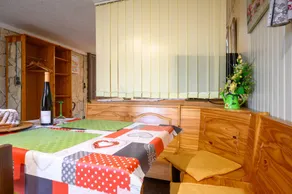 Guest Room 'La Châtelaine - Pinot Noir' with Mountain View, Shared Terrace & Wi-Fi - Image 4
