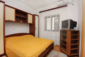 Apartment with terrace - Image 4
