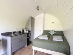 Cottage with hot tub & garden - Image 4