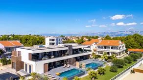 Villa with garden, terrace & private pool | Next to the beach - Image 2