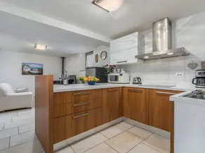 Holiday apartment with BBQ, garden & terrace - Image 5