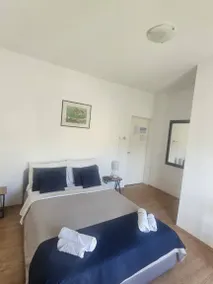 Habitación en casa de familia con terraza - Image 4