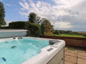 Cottage with jacuzzi & garden - Image 3