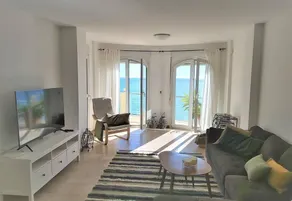 Agréable appartement de vacances adapté aux familles avec internet haut débit, terrasse et piscine | Vue mer | Plage à proximité - Image 2