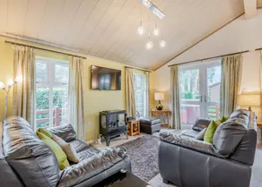 Children-friendly chalet with hot tub - Image 3