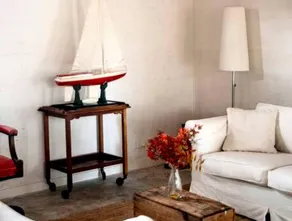 Pet-Friendly Cabin Rental with Ancient Peppercorn Tree in Castlemaine, Victoria - Image 2