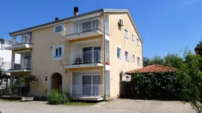 Apartment with terrace - Image 4