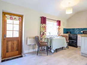 Charming cottage with garden - Image 4