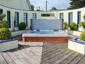 Cottage with barbeque, hot tub & garden - Image 2