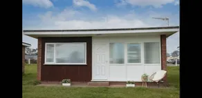 2 Bed Chalet Sleeps 4- Parking, Garden, Near Beach - Image 4