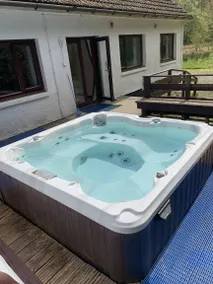 Captivating 5-bed Cottage With Private hot tub - Image 4