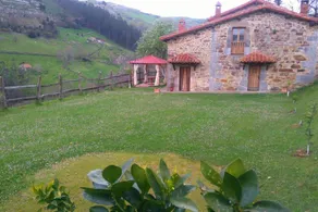 Holiday home with jacuzzi, garden & barbeque | Garden view - Image 2