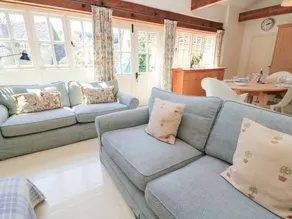 Cottage with garden - Image 3