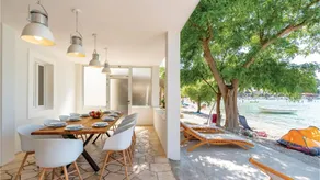 Villa with barbeque, terrace & garden - Image 3