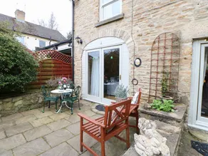 Cottage with garden - Image 2