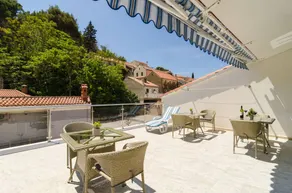Dedicated room with terrace | Garden view - Image 3