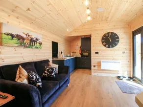 Children-friendly cottage with garden & hot tub - Image 5