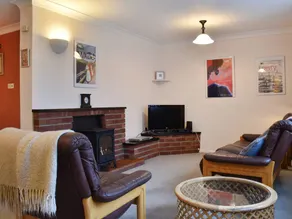 Agréable cottage adapté aux familles avec barbecue et jardin - Image 2