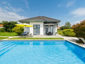 Ferienhaus mit Garten, privatem Pool und Terrasse - Image 2