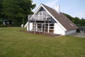 House with terrace, garden & hot tub | Sea view - Image 2