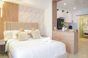Apartamento vacacional apta para familias con terraza y piscina | Vistas al agua | En la playa - Image 5