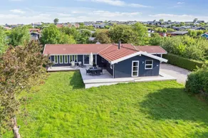 Child-friendly house with terrace, hot tub & garden | Dogs allowed - Image 4