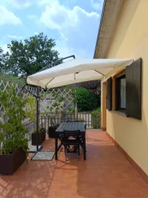 Appartement de vacances convivial et familial avec terrasse et piscine | Vue piscine - Image 2