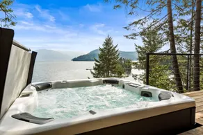 Stunning Designer Rental with Breathtaking Views for a Memorable Escape in Nature by Lake Pend Orielle in Idaho - Image 4