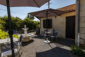 Casa con barbecue, terrazza e piscina | Vista sul giardino - Image 3