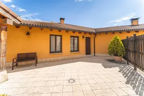 Holiday home with garden & barbecue - Image 4