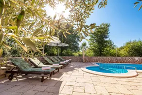 Flat with terrace, garden & pool - Image 4