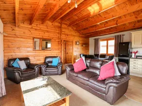 Cottage with pool, jacuzzi & garden - Image 5